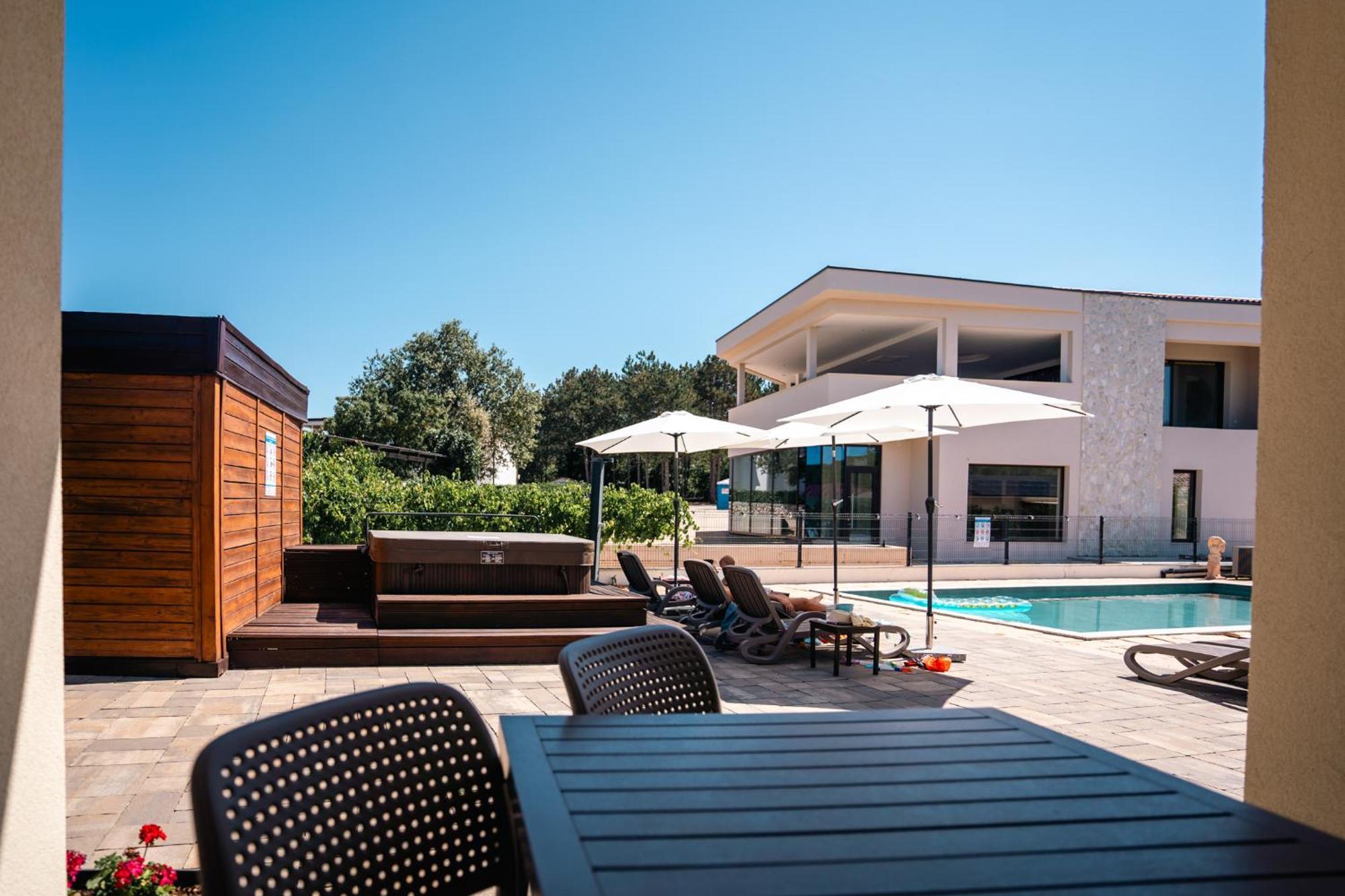 Vsg - Relaxing Apartments, 200m From The Sea, With Pool, Sauna & Jacuzzi